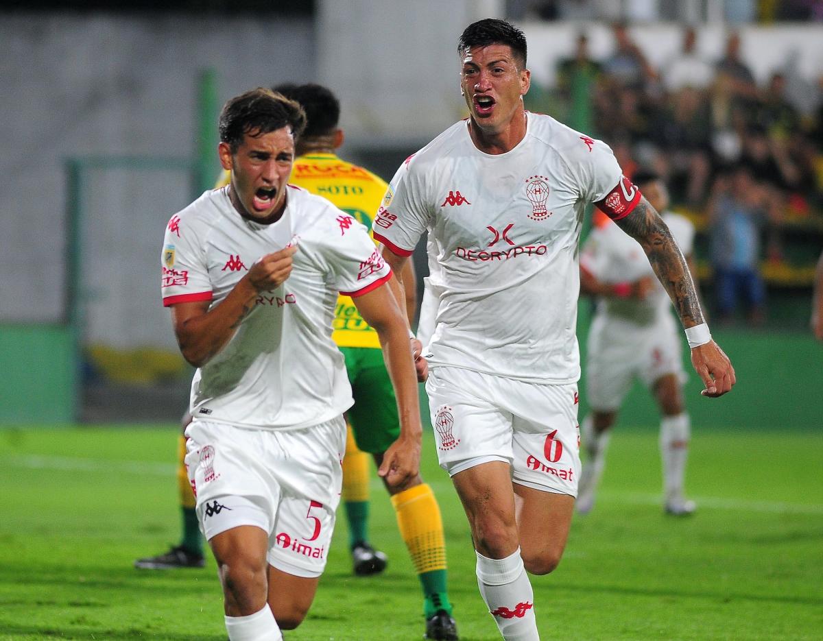 Vistieron las dos camisetas: Huracán 