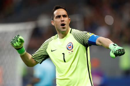 El portero chileno Claudio Bravo festeja tras tapar un penal del portugués Ricardo Quaresma en su duelo de semifinales de la Copa Confederaciones de la Fifa en Kazán, Rusia, jun 28, 2017. La selección chilena de fútbol le ganó el miércoles 3-0 a Portugal en la definición por penales gracias a tres atajadas de su arquero, Claudio Bravo, para clasificar a la final de la Copa Confederaciones tras el 0-0 del tiempo reglamentario. REUTERS/Carl Recine