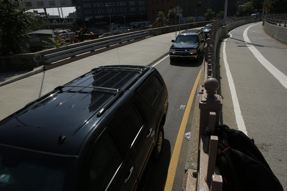 La caravana que transporta al narcotraficante mexicano Joaquín “El Chapo” Guzmán, cruza hoy, martes 14 de agosto de 2018, el Puente de Brooklyn, en Nueva York (EE.UU.). EFE/Kena Betancur