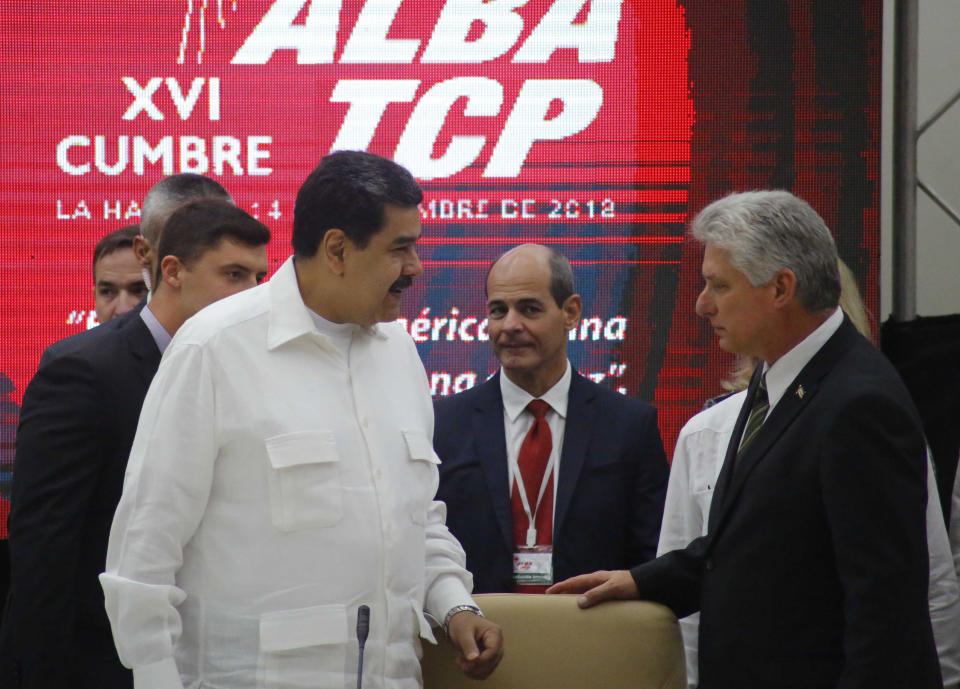 El presidente venezolano Nicolás Maduro, izquierda, habla con su homólogo cubano Miguel Díaz-Canel durante una reunión de miembros del ALBA-TCP en La Habana, Cuba, el viernes 14 de diciembre de 2018. (AP Foto/Desmond Boylan)