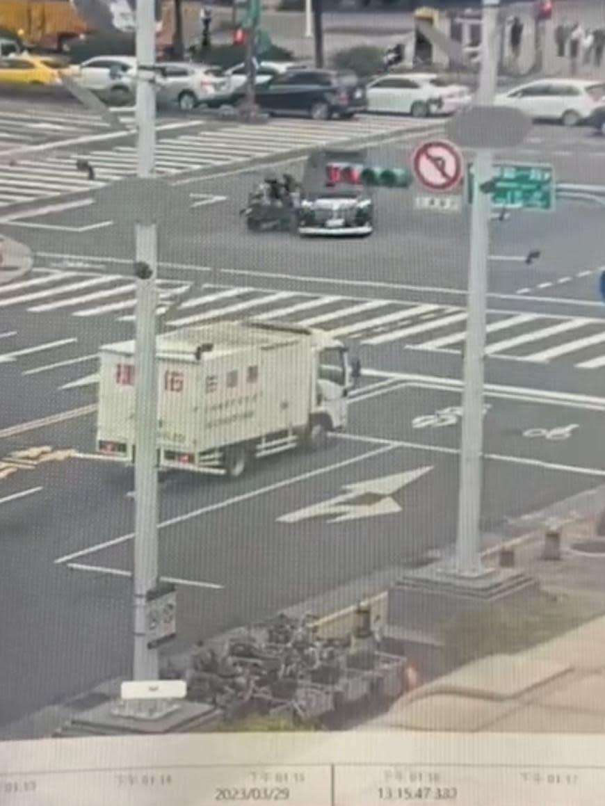 盧男駕駛的豪華廂型車在西門町大路口違規左轉，對向機車閃避不及撞上。（翻攝畫面）