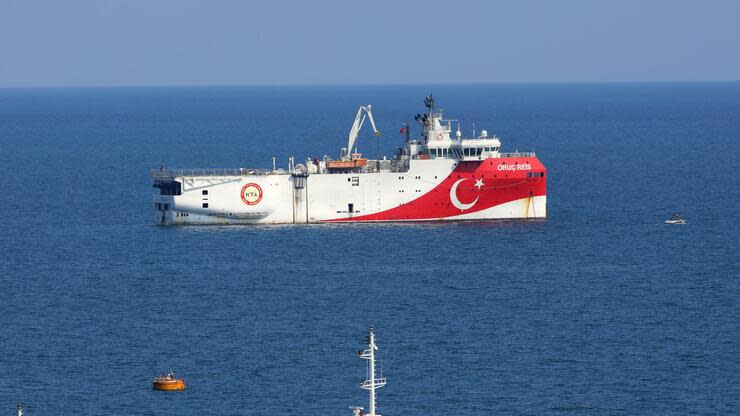 Das türkische Forschungsschiff ankert vor der Küste von Antalya im Mittelmeer. Foto: dpa