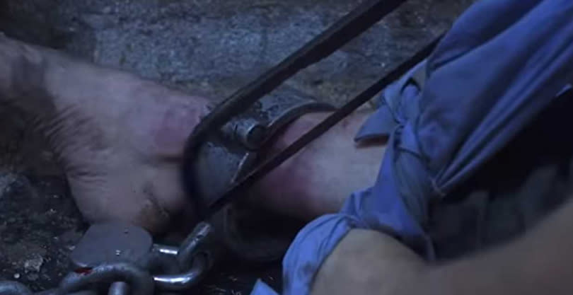 電影奪魂鋸第一集中，受困的主角為了脫困，居然自己切斷小腿。（示意圖／電影劇照）