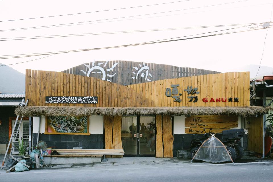嘎努食堂充滿原民風格的店面設計（圖片來源：細腿男/旅行·攝影·生活）