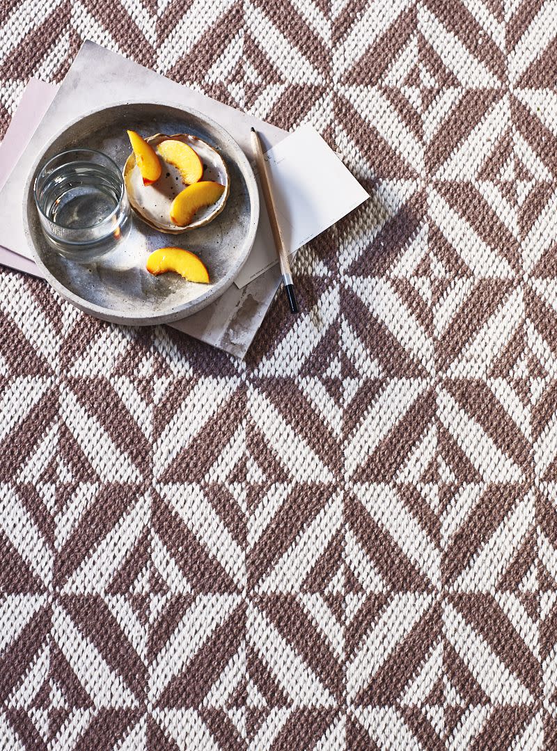 <p>Beautifully woven by hand, this fabulous geometric diamond style pattern, in a muted shade of pink and white, this rug is sure to be subtly eye catching within your home.</p>
