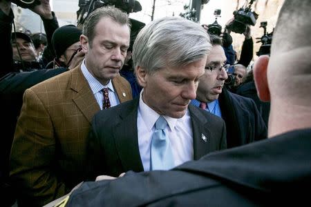 Former Virginia Governor Robert McDonnell is surrounded by members of the media after his sentencing hearing in Richmond, Virginia January 6, 2015. REUTERS/Jay Westcott