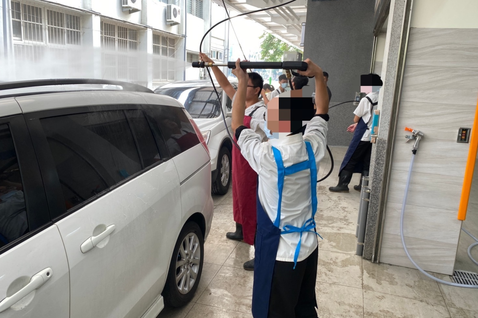 學生實際操作汽車空氣噴槍