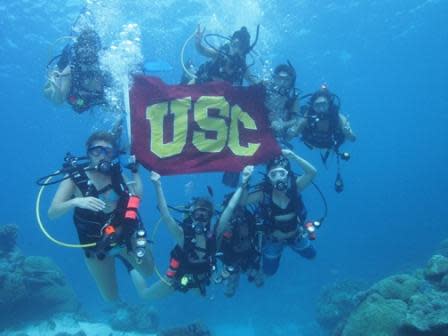 Student divers showing off the USC flag in Ulong Channel. Image: David Ginsburg