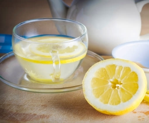 Por la mañana, toma media taza de agua caliente con el jugo de un limón o media toronja / Foto: Thinkstock