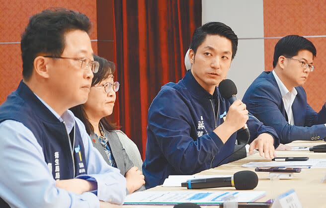 台北市長蔣萬安（右二）與衛生局長陳彥元（左）30日在記者會中說明寶林案最新進度，指出台北市截至30日新增6人，目前累計20人食物中毒。（姚志平攝）