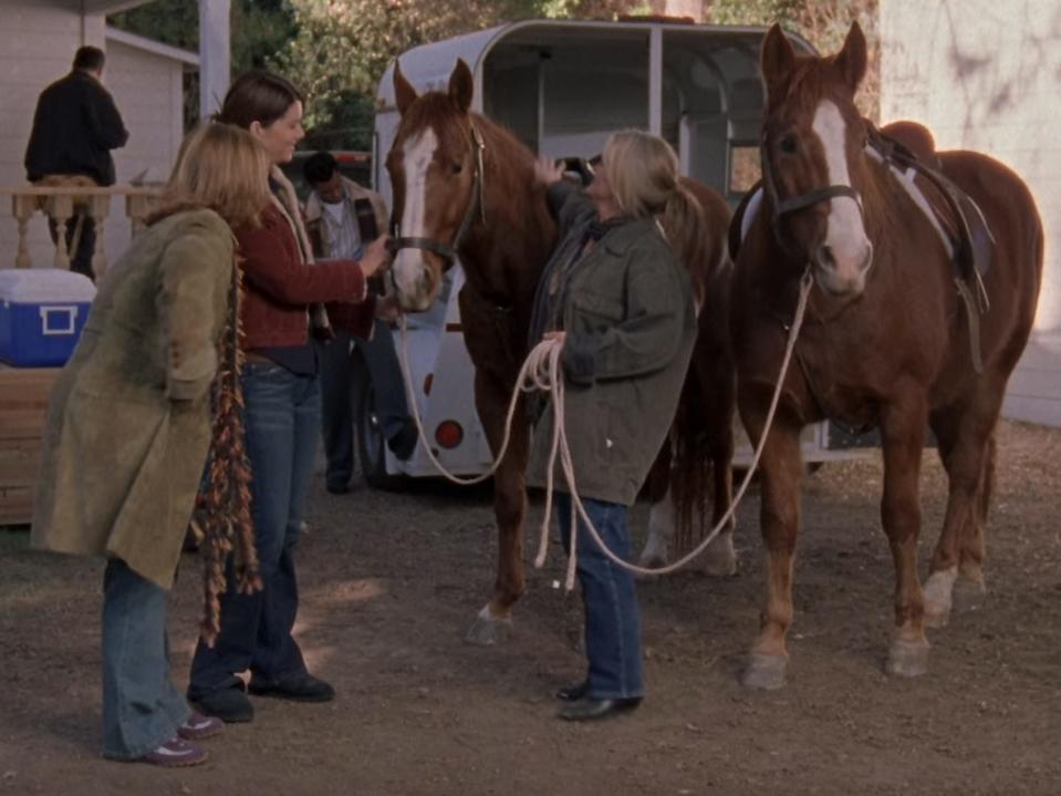 sookie and lorelai petting horses in front of the dragonfly inn on gilmore girls