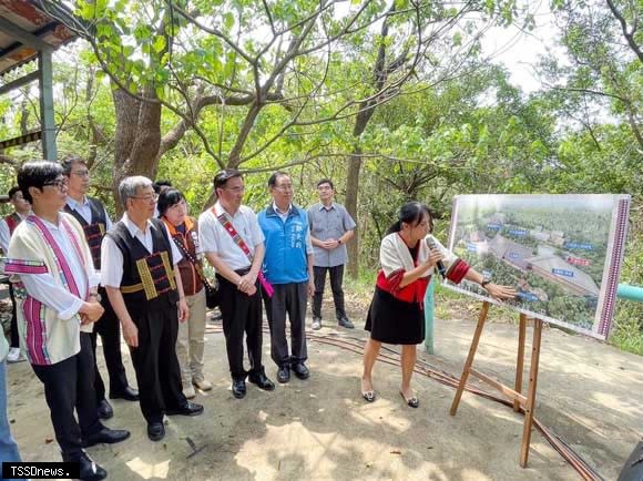 行政院長陳建仁（左二）視察國立原住民族博物館園區並聽取簡報。（圖：原民會提供）