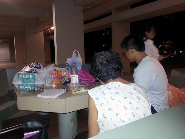 Auntie Koh speaking to volunteers who visited her on Tuesday. (Yahoo! photo)<br><b>Related Story:</b><br><a href="http://sg.news.yahoo.com/plight-of--homeless--woman-in-bedok-captures-attention-of-netizens-153857867.html" data-ylk="slk:Plight of 'homeless' woman in Bedok captures netizens' attention;elm:context_link;itc:0;sec:content-canvas;outcm:mb_qualified_link;_E:mb_qualified_link;ct:story;" class="link  yahoo-link">Plight of 'homeless' woman in Bedok captures netizens' attention</a>