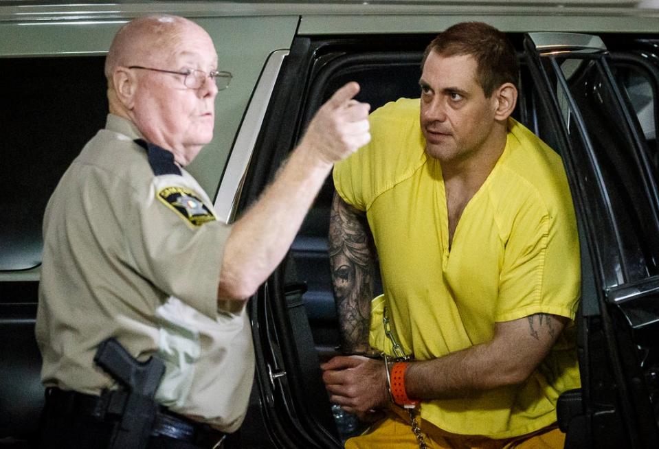 El preso fugado Casey White llegando al juzgado del condado de Lauderdale en Florence, Alabama, el martes por la noche (2021)