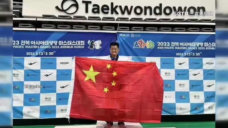 李東憲得獎後高舉五星旗。（圖／翻攝自風暴士兵Taiwan only推特）