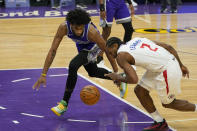 Sacramento Kings forward Marvin Bagley III, left, and Los Angeles Clippers forward Kawhi Leonard, right, go after the ball during the first quarter of an NBA basketball game in Sacramento, Calif., Friday, Jan. 15, 2021. (AP Photo/Rich Pedroncelli)