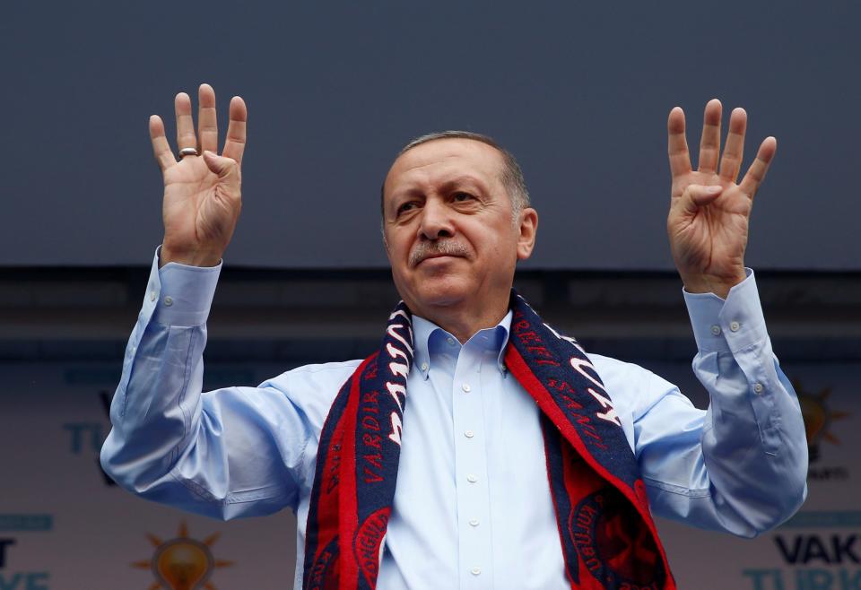 <p>Recep Tayyip Erdogan, presidente de Turquía, tiene un salario de 120.597 euros, seis veces más que el sueldo medio de los trabajadores de su país. (Foto: EFE). </p>