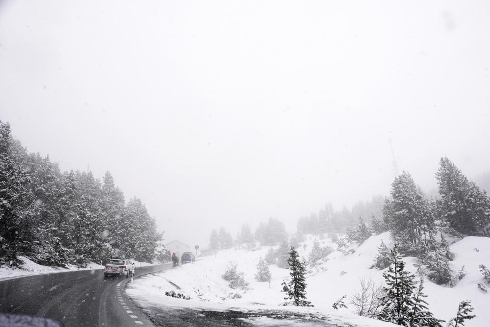 Snow falls on the route of the 16th stage of the Giro d'Italia cycling race, from Livigno to Santa Cristina Val Gardena (Monte Pana) Italy, Tuesday, May 21, 2024. The organizers changed the start from the village of Livigno to Lasa after calling off the first 85 kilometers (52.8 miles) of the stage due to bad weather conditions. (Fabio Ferrari/LaPresse via AP)