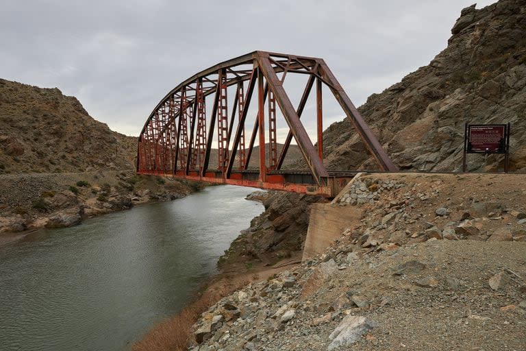 En el pueblo está el único puente de hierro y túnel de trocha angosta de Sudamérica