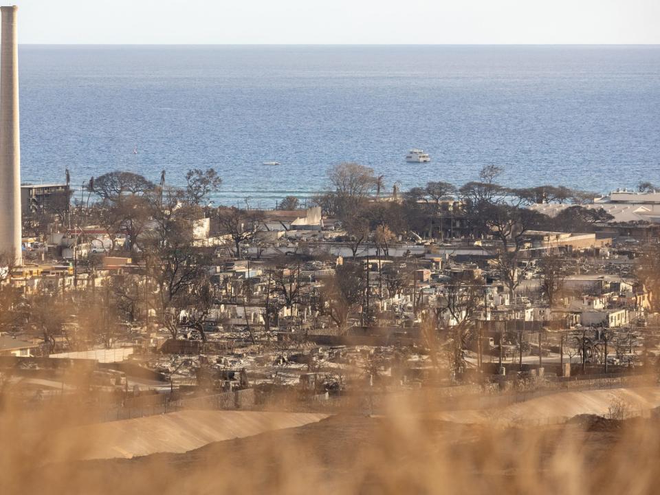 Die verkohlten Überreste eines verbrannten Wohnviertels sind nach einem Waldbrand in Lahaina im Westen von Maui, Hawaii, am 14. August 2023 zu sehen. - Copyright: YUKI IWAMURA/AFP via Getty Images