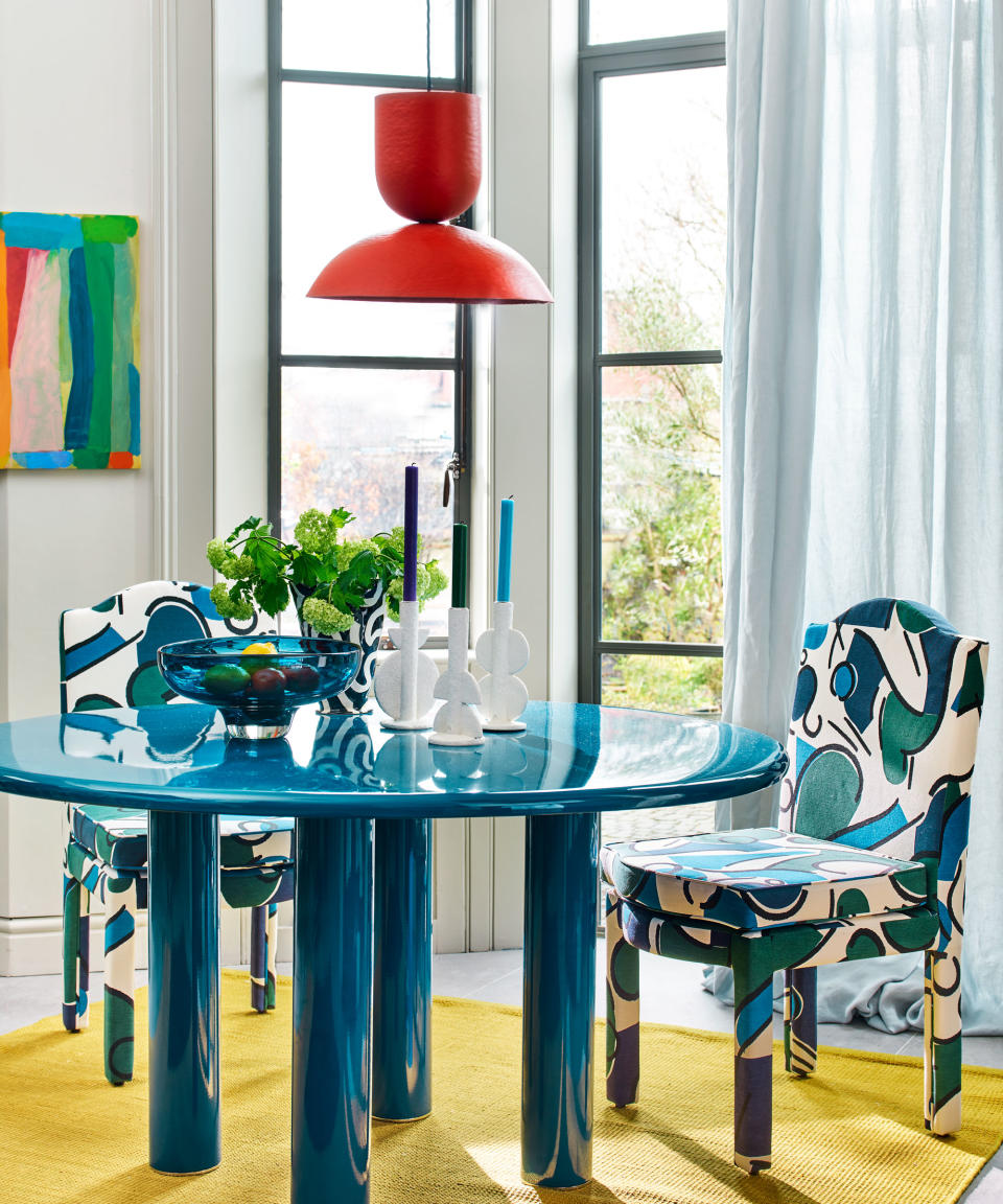 USE UPBEAT COLOR TO MAKE A DINING AREA A JOYFUL PLACE TO GATHER