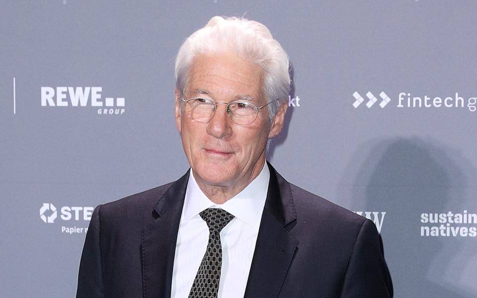 Auch ihn sperrte China wegen seiner Unterstützung für Tibet aus: Richard Gere ist seit vielen Jahren mit dem seit 1959 im indischen Exil lebenden Dalai Lama eng befreundet und darf deswegen keinen Fuß ins Reich der Mitte setzen. Im April 2017 beklagte der Schauspieler außerdem, dass er wegen des zunehmenden Einflusses von China kaum noch Rollen in Hollywood-Produktionen bekäme.