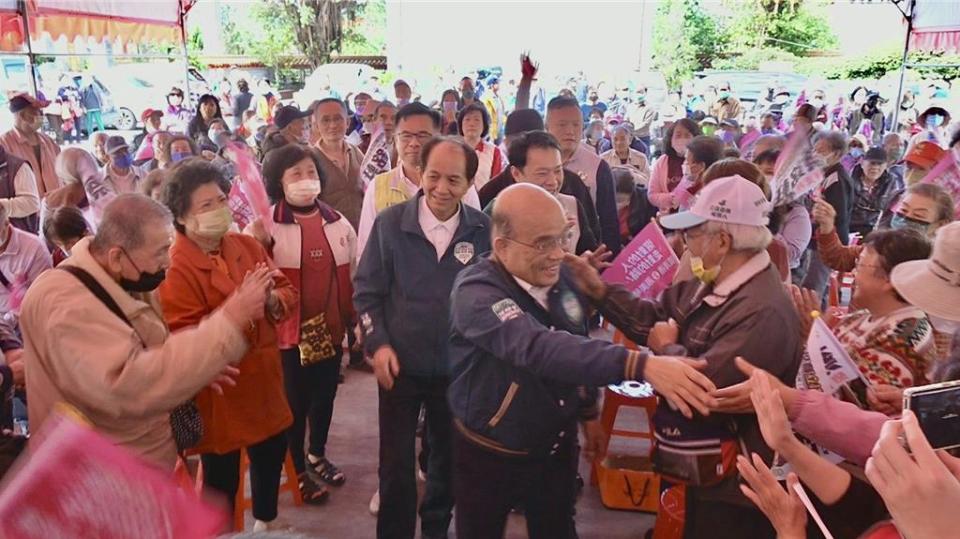 行政院前院長蘇貞昌26日在埔里鎮長廖志城等人陪同下至埔里恒吉宮媽祖廟參香、輔選，與熱情鄉親握手。（楊靜茹攝）