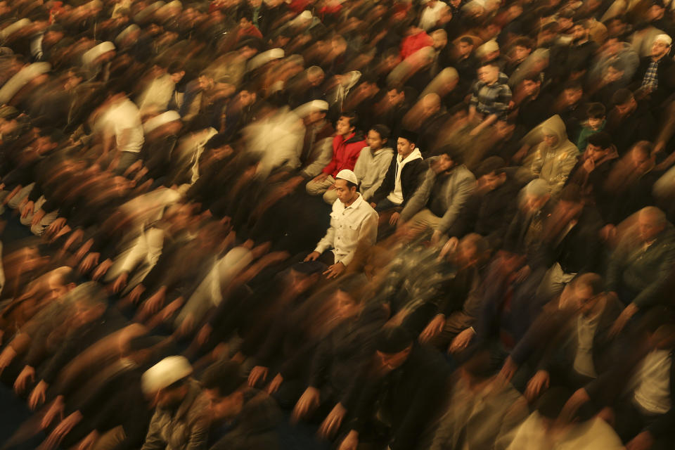 Fieles musulmanes realizan la oración nocturna del tarawih en la víspera del primer día del mes sagrado del islam, el Ramadán, en la mezquita Hagia Sophia, Estambul, Turquía, el 22 de marzo de 2023. (AP Foto/Emrah Gurel)