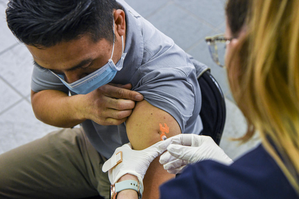 Residente de Maryland recibe un refuerzo de la vacuna contra el COVID-19 en el Centro Médico Meritus, en Hagerstown, Maryland, el 22 de febrero de 2002. (Kenny Holston/The New York Times) 