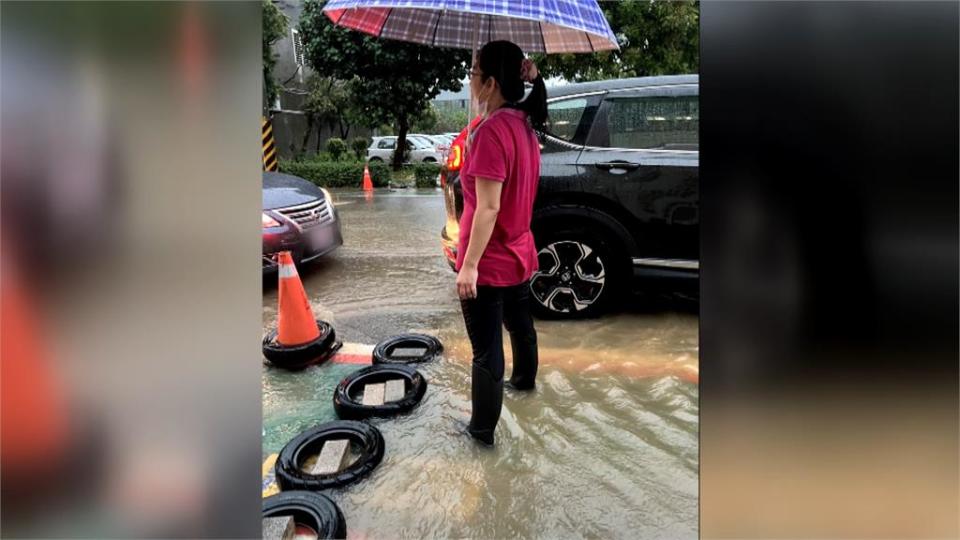 雨彈狂炸！沙鹿國小校門積水淹至腳踝　學生涉水上課好危險