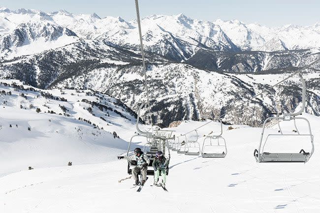 Des skieurs à Baqueira Beret en Espagne.