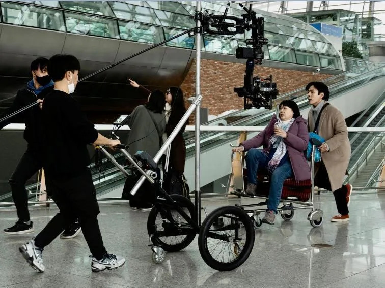 飾演烏龍導遊的韓星姜亨錫（右起）一出場就差點將戲裡的洪慧芳忘在機場。  （采昌提供）