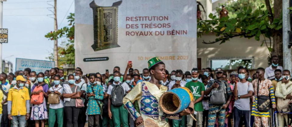 La restitution des oeuvres culturelles a donné lieu à une mobilisation des populations impatientes de redécouvrir ces trésors partis il y a 126 ans à la suite du pillage du palais d'Abomey par les troupes du colonel Dodds. 
