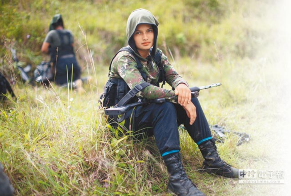 一名「哥倫比亞革命軍」（FARC）女戰士，其美麗的容貌，很難讓人聯想到冷血叢林殺手。（美聯社）