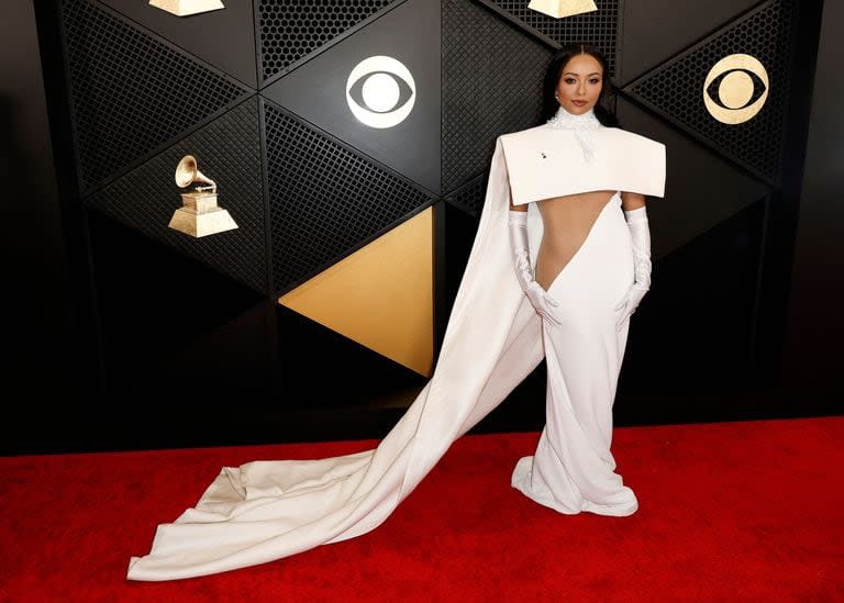 La actriz Kat Graham acaparó todas las miradas con un vestido off white con cut out lateral y pechera cuadrada que dejaba mucha piel a la vista