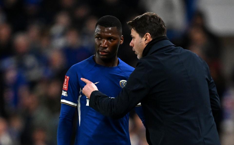 Moises Caicedo with Mauricio Pochettino during Chelsea's FA Cup draw with Aston Villa