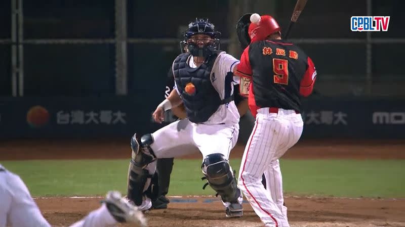 林辰勳被觸身球砸中頭部。（圖／翻攝自CPBL TV)