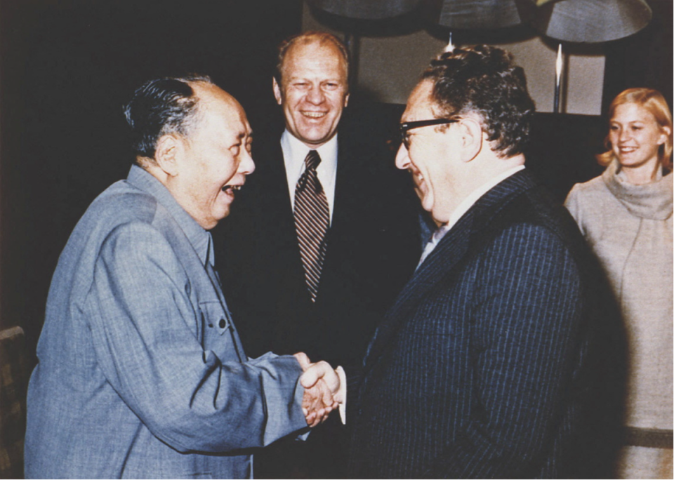 Gerald Ford and his daughter Susan watch as Henry Kissinger shakes hands with Mao Tse-Tung (via REUTERS)