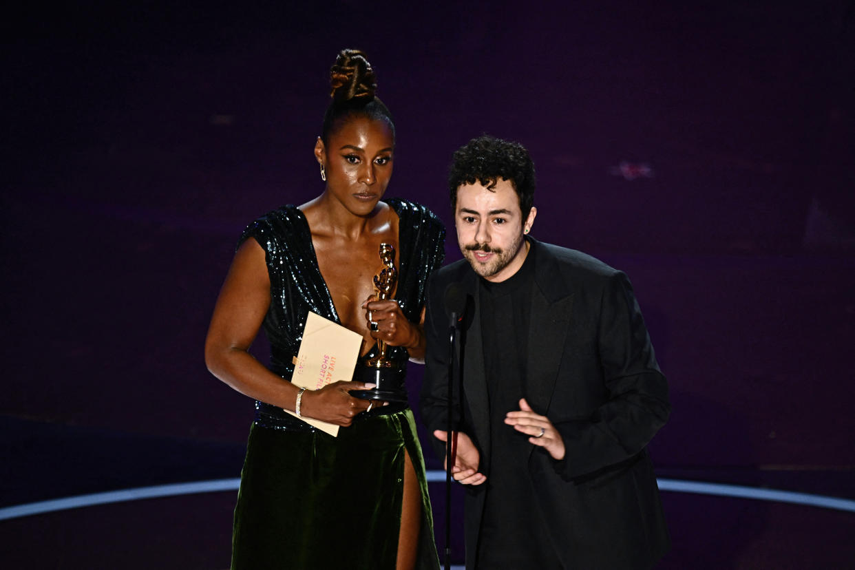 Issa Rae y Ramy Youssef anunciaron a Wes Anderson como el ganador de Mejor Corto de Acción Real pero el director no pudo asistir a la ceremonia. (Foto de Patrick T. Fallon / AFP via Getty Images) 