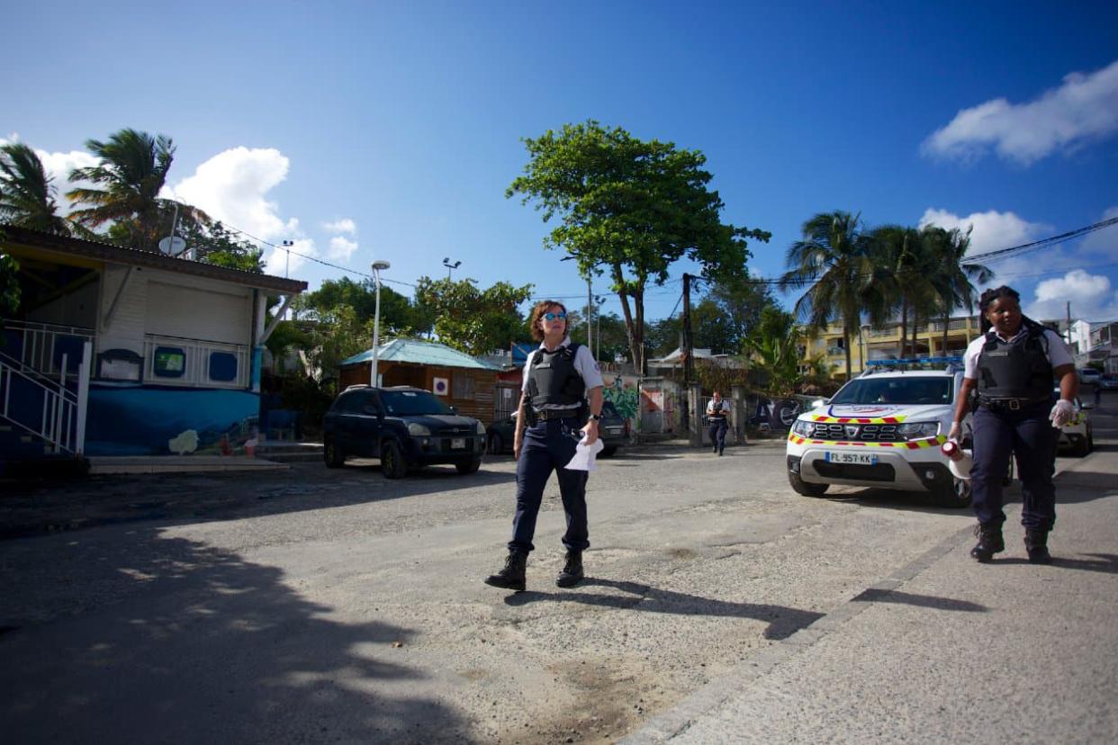 Des policières patrouillent au Gosier, en Guadeloupe, le 20 mars 2020. (Illustration) - CEDRICK ISHAM CALVADOS / AFP