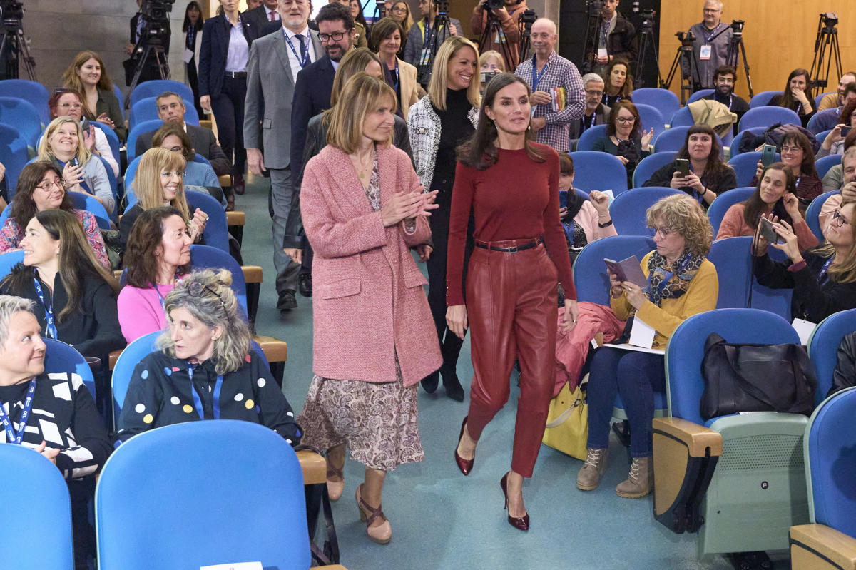 La reina Letizia de España luce totalmente roja en Sant Boi de Llobregat