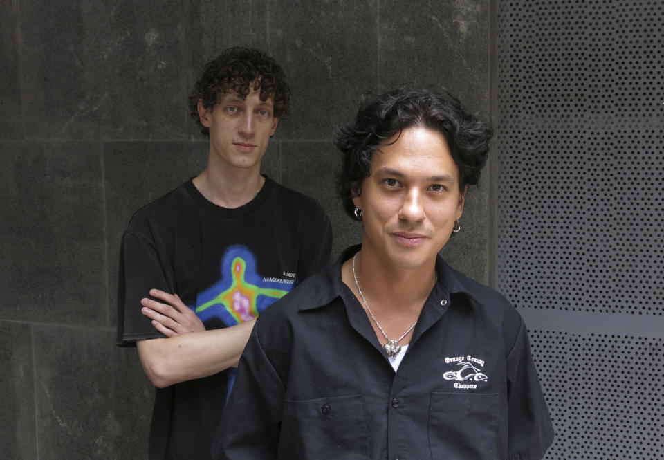 Los miembros de la banda australiana Last Dinosaurs, Michael Sloane, izquierda, y Lachlan Caskey, posan en la Ciudad de México, el 20 de julio de 2022. La banda de rock lanzará su sencillo "Auto-Sabotage" el 5 de agosto. (Foto AP/Berenice Bautista)