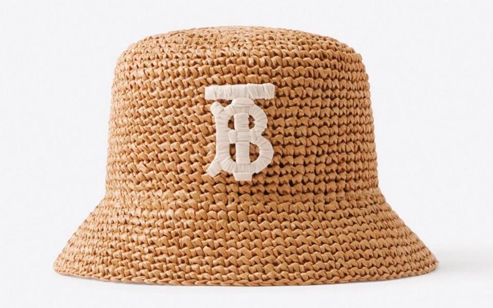 Burberry專屬標誌TB裝飾拉菲草纖維質感漁夫帽。NT$18,200