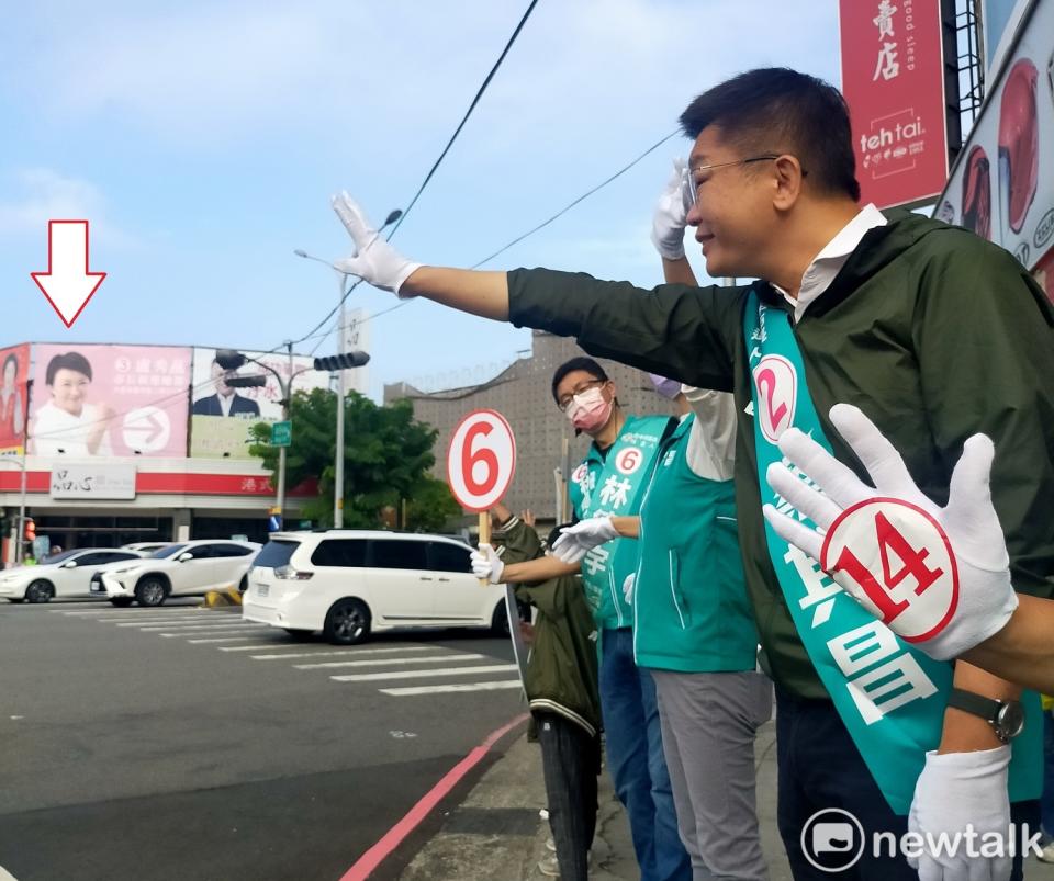 蔡其昌到國光路、德芳南路口開站，同路口有盧秀燕競選總部的指示看板，但蔡其昌說：「她的總部不是在市政府嗎？」   唐復年/攝