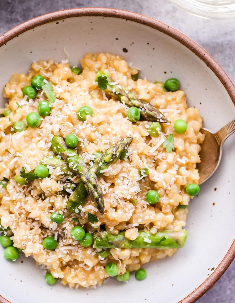 Risotto aux asperges, petits pois et citron