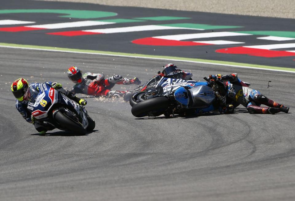 Australiens Jack Miller, rechts, Frankreichs Loris Baz, zweiter von rechts, und Spaniens Alvaro Bautista, zweiter von links, stürzen, während der spanische Hector Barbera seine Ducati durch Italiens Moto GP Grand Prix im Mugello Circuit in Scarperia lenkt. (Bild: AP Photo/ Antonio Calanni)