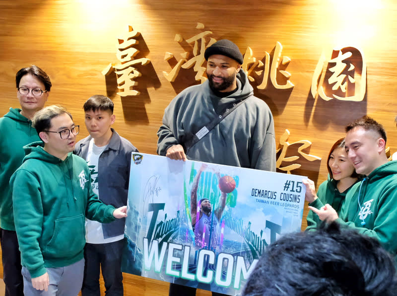 台灣職籃T1聯盟台啤永豐雲豹隊找來前美國職籃NBA球星柯森斯（DeMarcus Cousins）（中）助陣，柯森斯18日晚間搭機抵台，吸引球迷到場接機。中央社記者吳睿騏桃園機場攝  113年1月18日