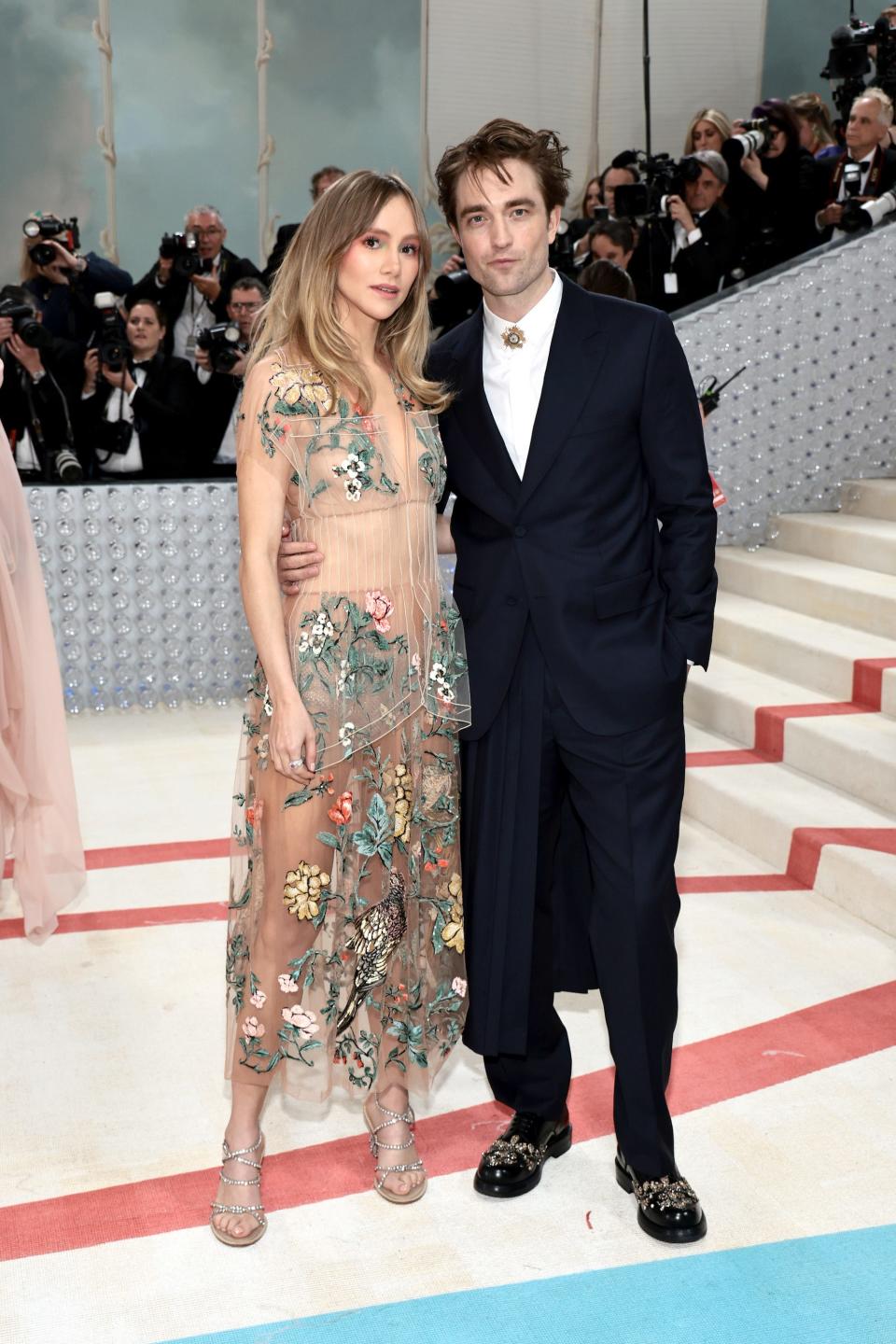 Suki Waterhouse and Robert Pattinson attend the 2023 Met Gala.