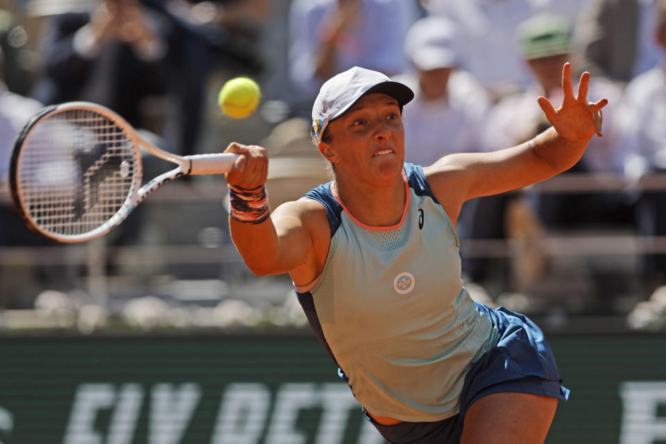 La polaca Iga Swiatek hace una devolución a la estadounidense Jessica Pegula en los cuartos de final del Abierto de Francia, el miércoles 1 de junio de 2022, en París (AP Foto/Jean-Francois Badias)