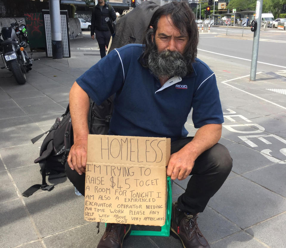 Luke Messer, who works for MMG Limited, found homeless man Scott on a Melbourne street looking for work. He’s shared the pic on Linkedin hoping to find him a job. Source: Linkedin/ Luke Messer